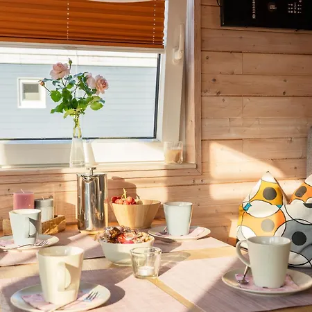 Hotel na wodzie Hausboot Kanja Huus & *