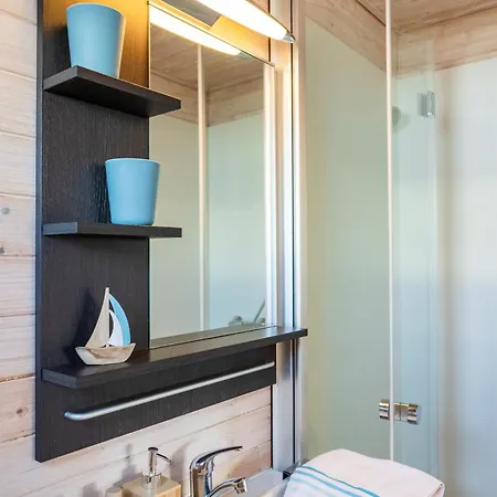 Botel Hausboot Kanja Huus & *