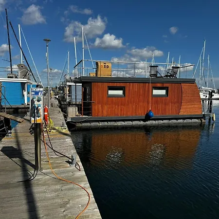 Hausboot Kanja Huus & Hotel na wodzie